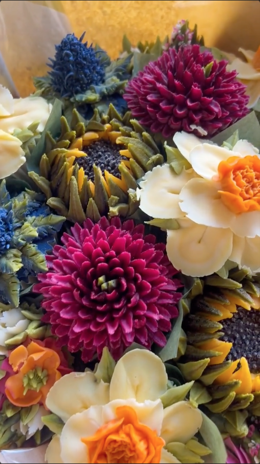 Beautifully presented cupcake bouquet video preview