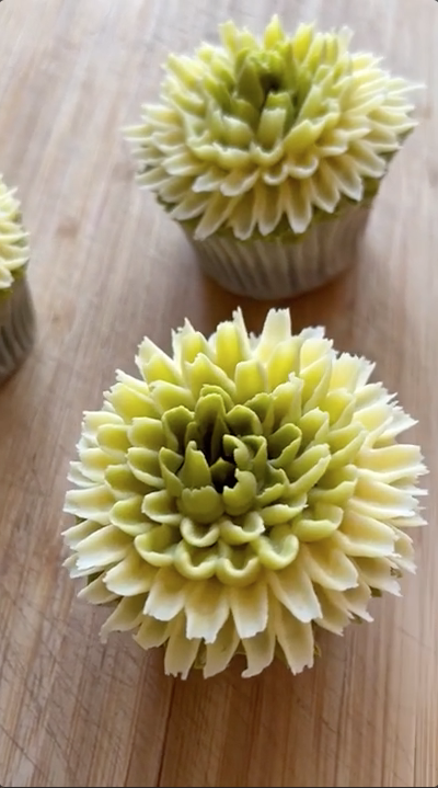 Wrapped cupcake bouquet video preview