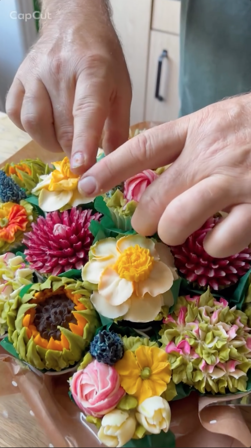 Wrapped cupcake bouquet video preview